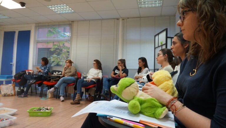 Alumnas en círculo durante una sesión con material de juego