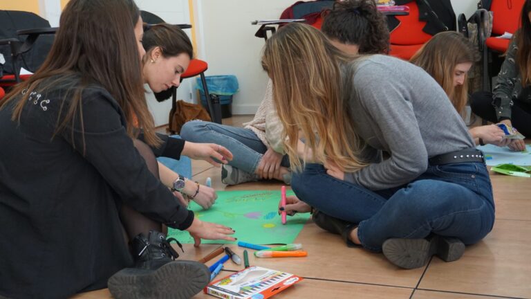 Dinámica de grupo en el suelo del aula
