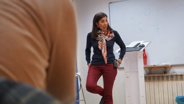 Docente de ESEUPE explicando durante una clase presencial