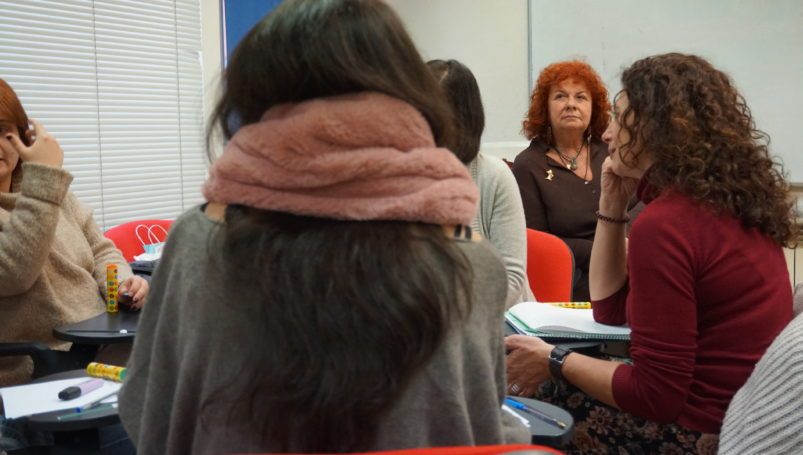 Grupo de alumnas participando en un debate en clase