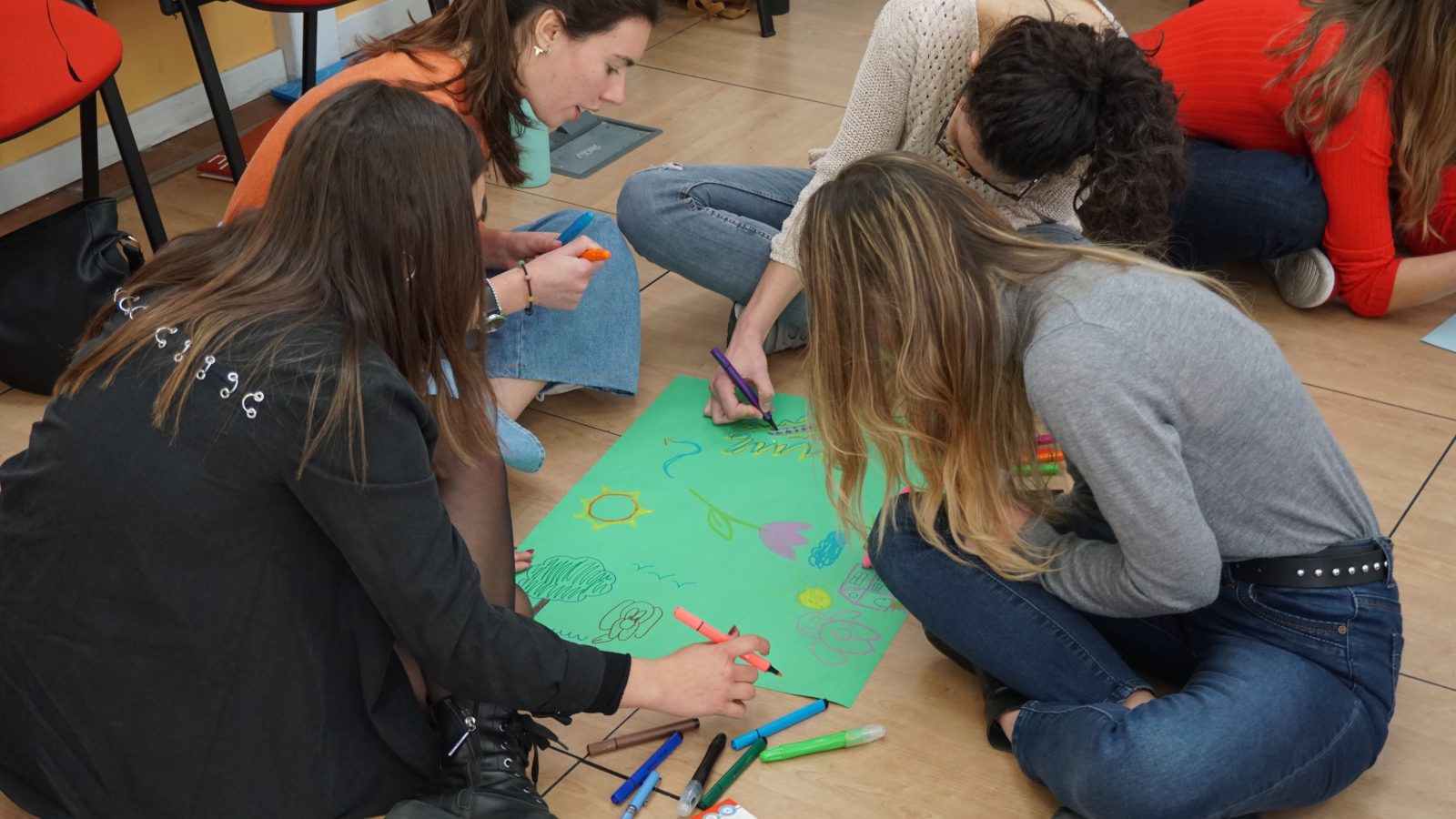 Trabajo creativo en equipo sobre una cartulina